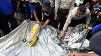 Pesawat AirAsia Diduga Jatuh ke Laut Secara Vertikal