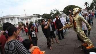 Warga Jakarta memilih menghabiskan libur tahun baru 2015 di kawasan wisata Kota Tua, Jakarta, Kamis (1/1). [suara.com/Oke Atmaja]