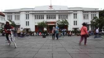 Warga Jakarta memilih menghabiskan libur tahun baru 2015 di kawasan wisata Kota Tua, Jakarta, Kamis (1/1). [suara.com/Oke Atmaja]