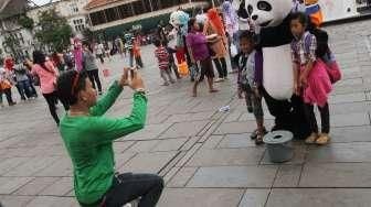 Warga Jakarta memilih menghabiskan libur tahun baru 2015 di kawasan wisata Kota Tua, Jakarta, Kamis (1/1). [suara.com/Oke Atmaja]