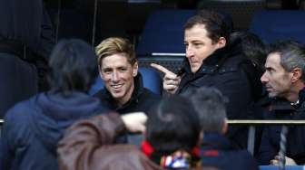 Fans Atletico menyambut Fernando Torres yang turut menyaksikan pertandingan timnya kontra Levante di tribun penonton (3/1) [Reuters/Susana Vera]