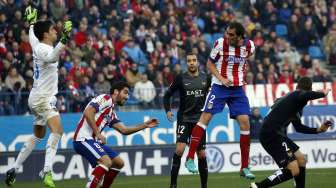 Pemain Atletico Madrid Diego Godin mengunci kemenangan Los Colchoneros atas Levante dalam pertandingan di Vicente Calderon (3/1) [Reuters/Susana Vera]