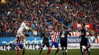 Pemain Atletico Madrid Diego Godin mengunci kemenangan Los Colchoneros atas Levante dalam pertandingan di Vicente Calderon (3/1) [Reuters/Susana Vera]