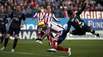 Pemain Atletico Madrid Mario Mandzukic (tengah) kehilangan peluang mencetak gol (3/1) [Reuters/Susana Vera]