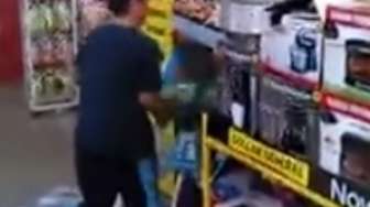 VIDEO: Ngamuk, Bocah Ini 'Hancurkan' Swalayan
