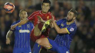 Pemain AFC Wimbledon Sammy Moore (kanan) mencoba menghadang pemain Liverpool Philippe Coutinho di Kingsmeadow Stadium. REUTERS/Stefan Wermuth