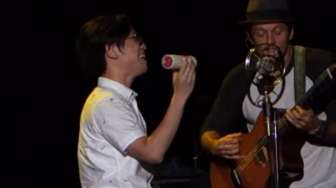 VIDEO: Lelaki Ini 'Dipaksa' Jason Mraz Jadi Pengiring Musiknya