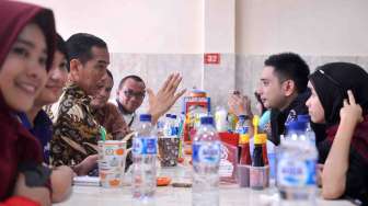 Jokowi Santap Siang Bersama Wartawan
