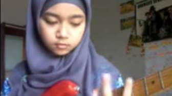VIDEO: Wow, Gadis Cantik Berhijab Ini Gitaris Musik 'Cadas'