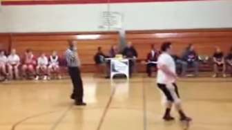VIDEO: Kacau, Wasit Ini Angkat Ponsel Saat Pimpin Laga Basket