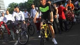 Presiden Joko Widodo bersepeda di ajang Car Free Day, kawasan Bundaran HI, Jakarta, (11/1). (Suara.com/Oke Atmaja)