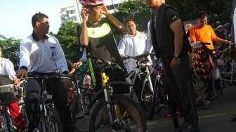 Presiden Joko Widodo bersepeda di ajang Car Free Day, kawasan Bundaran HI, Jakarta, (11/1). (Suara.com/Oke Atmaja)