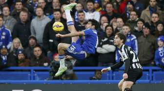 Pemain Chelsea Diego Costa mencoba melakukan tendangan salto saat menghadapi Newcastle United di Stamford Bridge (11/1) [Reuters/Stefan Wermuth]