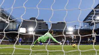 Penjaga gawang Newcastle United Tim Krul gagal menghentikan bola hasil tendangan Diego Costa (11/1) [Reuters/Stefan Wermuth]