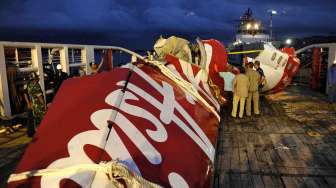 Hiburan di Tengah Ketegangan Mencari Korban AirAsia