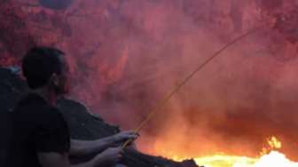 VIDEO: Lelaki Ini Panggang Marshmallow di Gunung Berapi
