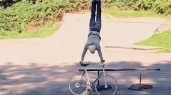 VIDEO: Wow, Lelaki Ini Salto di atas Sepeda