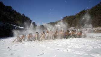 Anggota pasukan khusus Korea Selatan mengikuti latihan musim dingin di Pyeongchang (Reuters/Kim Jong-hi)