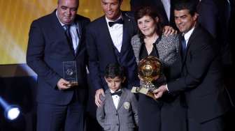 Cristiano Ronaldo (tengah) berpose dengan ibu dan putranya di tengah-tengah peraih penghargaan lainnya di malam penganugerahan Ballon d'Or yang berlangsung di Kongresshaus, Zurich ,12 Januari 2015 [Reuters]