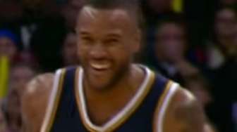 VIDEO: Pemain NBA Ini Cetak Skor dengan Cara Super Aneh