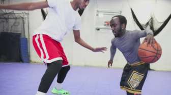 VIDEO: Ternyata Lelaki Kerdil Ini Jagoan Basket