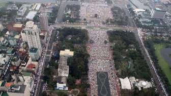 Umat Katholik di Manila, Filipina, mengikuti Misa di Rizal Park yang dipimpin langsung oleh Paus Fransiskus, (18/1). (Reuters)