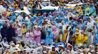 Umat Katholik di Manila, Filipina, mengikuti Misa di Rizal Park yang dipimpin langsung oleh Paus Fransiskus, (18/1). (Reuters)