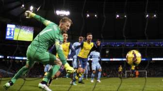 Penjaga gawang Manchester City Joe Hart gagal menghentikan bola yang ditanduk pemain Arsenal Olivier Giroud (19/1) [Reuters/Phil Noble]