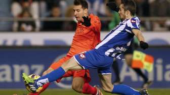 Pemain Deportivo de la Coruna Luisinho Correia (kanan) mencoba merebut bola dari Lionel Messi di Riazor stadium  REUTERS/Miguel Vidal