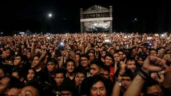 Ribuan fans Avenged Sevenfold memadati lokasi konser di parkir Timurr Senayan, Jakarta Pusat. [Antara]