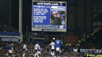 Gambar Aktor Hollywood Silvester Stallone terlihat di layar  Stadion saat Everton menghadapi West Brom di Goodison Park (20/1) [Reuters/Andrew Yates]