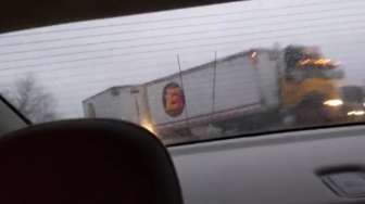VIDEO: Pengemudi Ini Cuma 'Sejengkal' Dilindas Truk yang Oleng