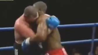 VIDEO: Petinju 'Satu Tangan' Jatuhkan 3 Kali Lawannya di  Ring