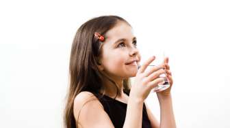 Ini Tips Agar Anak Suka Minum Air Mineral