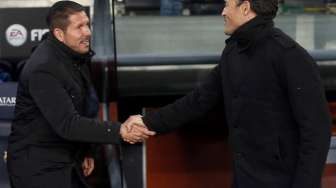 Pelatih Barcelona Luis Enrique (kanan) menyambut pelatih Atletico Madrid Diego Simeone sesaat sebelum pertandingan di mulai (22/1) [Reuters/Albert Gea]