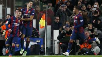 Tiga striker Barcelona (kiri-kanan) Lionel Messi, Luis Suarez dan Neymar rayakan gol ke gawang Atletico (22/1) [Reuters/Albert Gea]