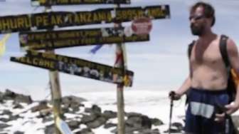 VIDEO: Bertelanjang Dada, Lelaki Ini Daki Gunung Kilimanjaro