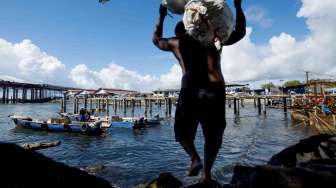 Logistik tersebut merupakan kebutuhan sehari-hari untuk didistribusikan di pulau-pulau kecil.