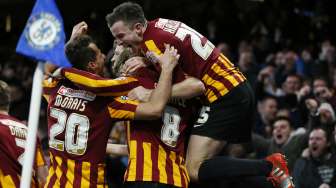 Pemain Bradford City Filipe Morais merayakan golnya ke gawang Chelsea bersama rekan setimnya di ajang Piala FA. REUTERS/Stefan Wermuth