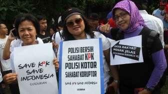 Ratusan orang berpakaian putih memberikan petisi di sebuah spanduk dengan tulisan #saveKPK pada acara car free day di Bundaran HI, Jakarta, Minggu (25/1). [suara.com/Oke Atmaja]