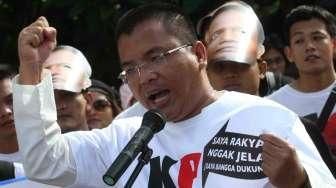 Ratusan orang berpakaian putih memberikan petisi di sebuah spanduk dengan tulisan #saveKPK pada acara car free day di Bundaran HI, Jakarta, Minggu (25/1). [suara.com/Oke Atmaja]