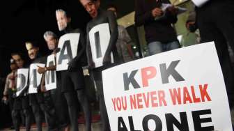 VIDEO: Polisi Marah, Posnya Dipasangi Poster "Save KPK"