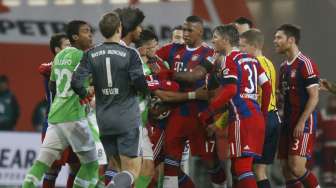 Pemain VfL Wolfsburg dan Bayern Munich sempat bersitegang pada pertandingan di Volkswagen Arena, Sabtu (31/1/2015), REUTERS/Morris Mac Matzen