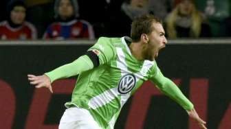 Pemain VfL Wolfsburg Bas Dost (kiri) merayakan gol keduanya ke gawang Bayern Munich. REUTERS/Fabian Bimmer (GERMANY - Tags: SPORT SOCCER)