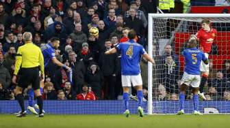 Pemain Leicester City Marcin Wasilewski (kedua dari kiri) menanduk bola ke dalam gawang Manchester United (2/1) [Reuters/Darren Staples]