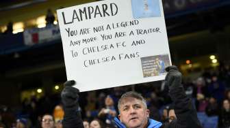 Fans Chelsea memegang poster yang mendiskreditkan pemain Manchester City Frank Lampard (2/1) [Reuters/Dylan Martinez]