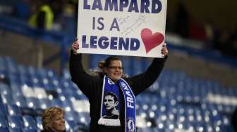 Fans Chelsea memuji legenda The Blues yang kini berseragam City, Frank Lampard, jelang duel antara Chelsea dan Manchester City di Stamford Bridge (2/1) [Reuters/Dylan Martinez]