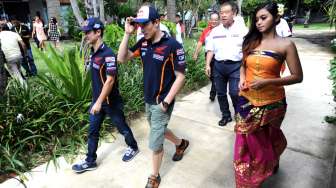 Dua pebalap tim Repsol Honda, Marc Marquez (tengah) dan Dani Pedrosa, di acara peluncuran tim balap mereka menuju MotoGP 2015, di Nusa Dua, Bali, Minggu (1/2/2015). [Antara/Satya Bati]