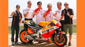 Dua direktur PT AHM (tengah), bersama tim balap Repsol Honda termasuk dua pebalapnya, Marc Marquez (kanan) dan Dani Pedrosa, di sela-sela acara peluncuran tim di Nusa Dua, Bali, Minggu (1/2/2015). [Antara/HO]