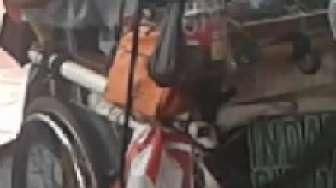 Miris, Lelaki Lumpuh Ini Berjualan Pulsa di Atas Kursi Roda